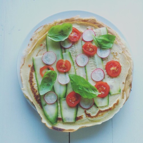 Rolowanie na sniadanie :) #pancakes #natchniona #vegetarian #hummus #tomato